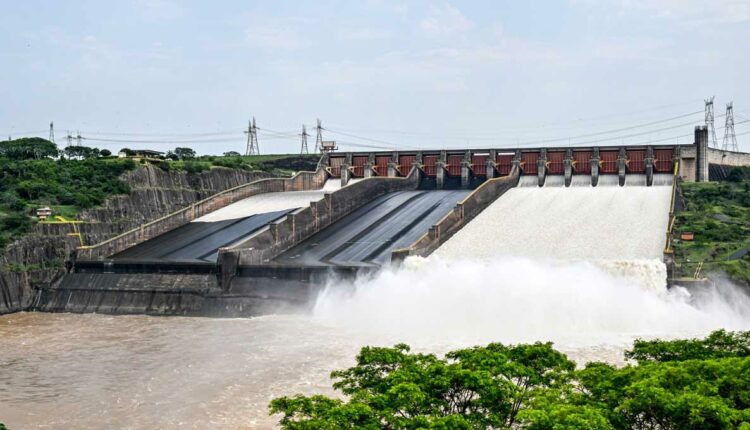 Calha da direita (conforme o fluxo do rio) exige menos volume de água para garantir o vertimento com segurança. Foto: Rafa Kondlatsch/Itaipu Binacional