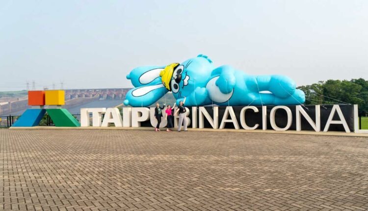 Coelho da Mônica recebeu chapéu de barrageiro, adornado com as bandeiras de Brasil e Paraguai. Foto: Sara Cheida/Itaipu Binacional