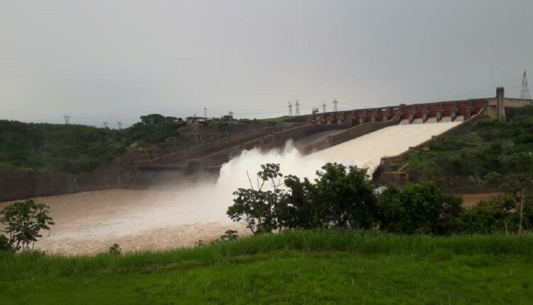 Vertedouro da usina de Itaipu aberto, em imagem captada na tarde de sábado (18). Foto: Guilherme Wojciechowski/H2FOZ