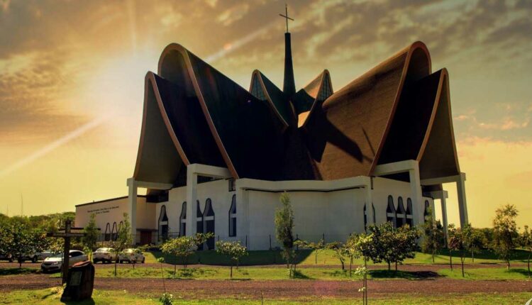 Templo fica na Avenida Paraná e pode ser visto à distância. Foto: Gilberto Xavier