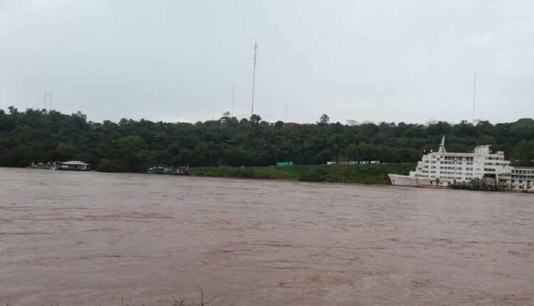 No pico da cheia, todas as instalações do porto argentino tiveram de ser evacuadas. Foto: Gentileza/Enrique Alliana (Arquivo)