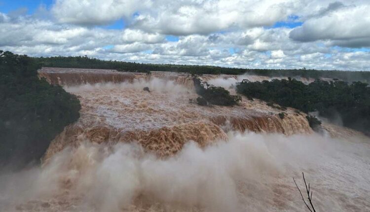 Imagem feita no lado brasileiro mostra a vazão das Cataratas na margem argentina do Rio Iguaçu. Foto: Leonel Alves/Urbia Cataratas