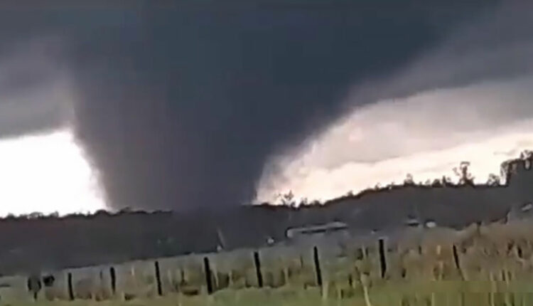 Registro do tornado do último dia 28 em Mbocayaty del Yhaguy, no Paraguai. Imagem: Reprodução/@AnthonyPaez595