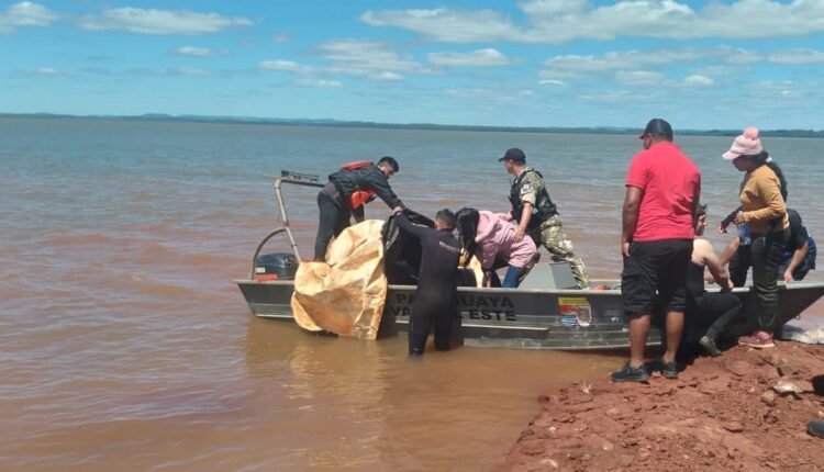 Canoa virou após ser atingida por rajadas de vento. Foto: Gentileza/Armada Paraguaya