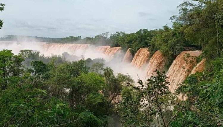 Cheia do Rio Iguaçu danificou partes do Circuito Superior e da passarela argentina de acesso à Garganta do Diabo. Foto: Gentileza/Parque Nacional Iguazú