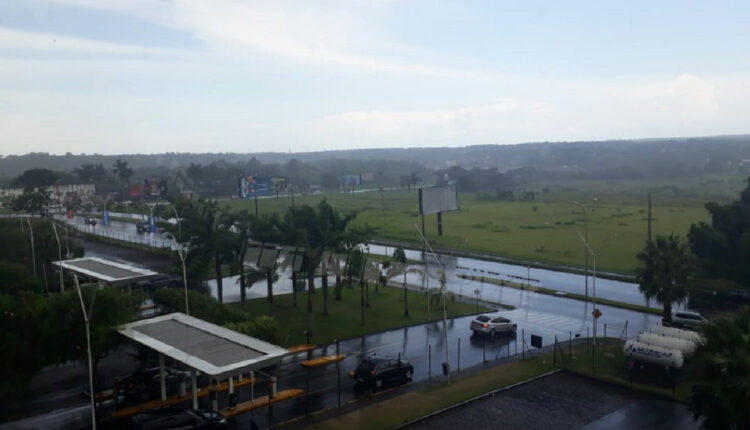 Momento de chuva e sol em Foz do Iguaçu, visto do janelão do Shopping Catuaí Palladium. Foto: Guilherme Wojciechowski/H2FOZ