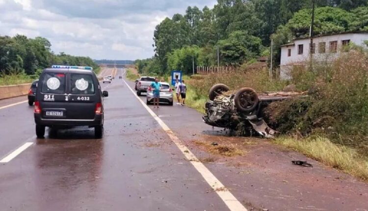 Cinco pessoas estavam no veículo, que pode ter derrapado na pista molhada. Foto: Gentileza/Polícia de Misiones