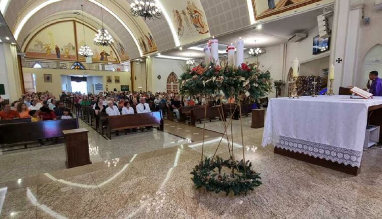 Novidades para o centenário incluem a pintura de arte sacra no teto do templo. Fotos: Fabiana Friske e Patrícia Iunovich