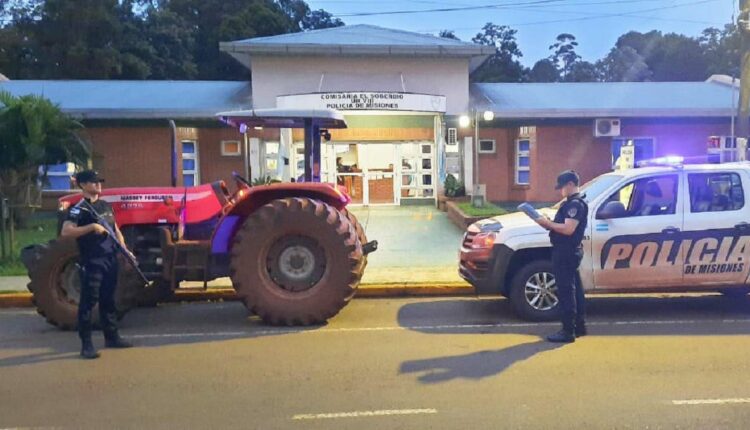 Trator foi encontrado em uma área de mata no local conhecido como Paraje Laranjera. Foto: Gentileza/Polícia de Misiones