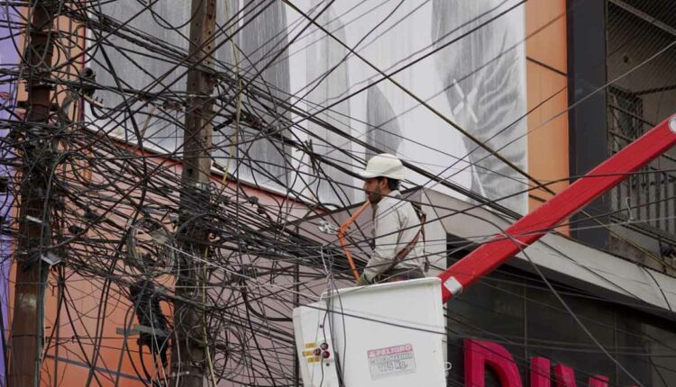 Grande quantidade de fios nos postes traz riscos e polui visualmente o lado paraguaio da fronteira. Foto: Gentileza/Ande