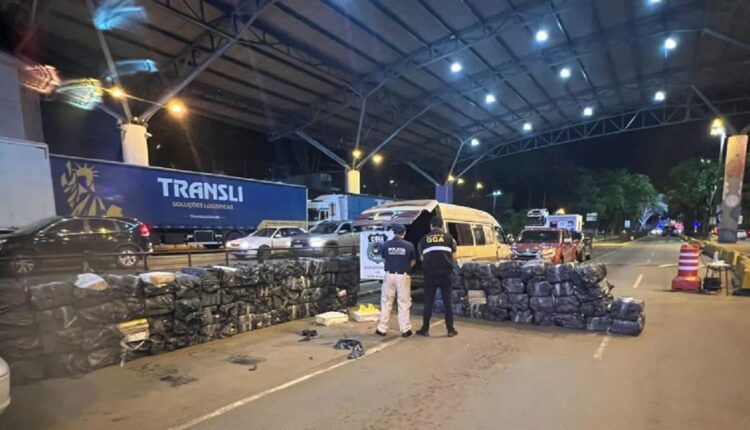 Van com o carregamento foi levada até a aduana paraguaia da Ponte da Amizade para conclusão do procedimento. Foto: Gentileza/COIA