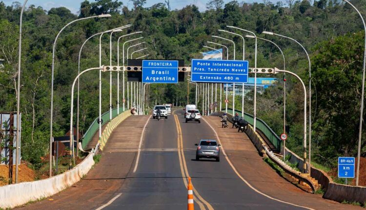 Ponte Tancredo Neves, entre Foz do Iguaçu e Puerto Iguazú, é um dos principais pontos de entrada de turistas estrangeiros no Brasil. Foto: Marcos Labanca/H2FOZ