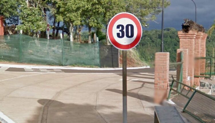 Local está sinalizado com placa indicando velocidade máxima de 30 quilômetros por hora. Imagem: Google Street View (Arquivo)