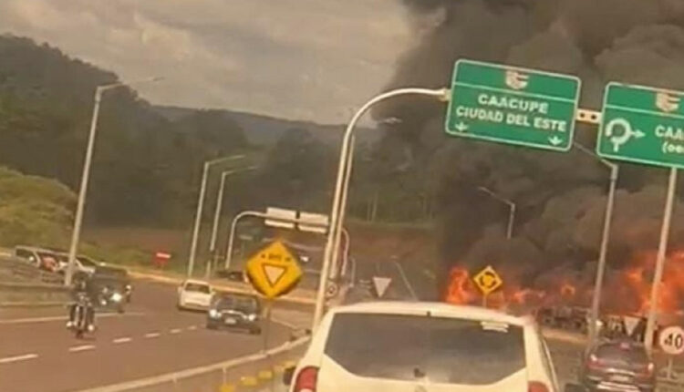 Bombeiros de várias cidades da região de Caacupé foram mobilizados para combater o incêndio. Foto: Gentileza/Radio 1000 AM