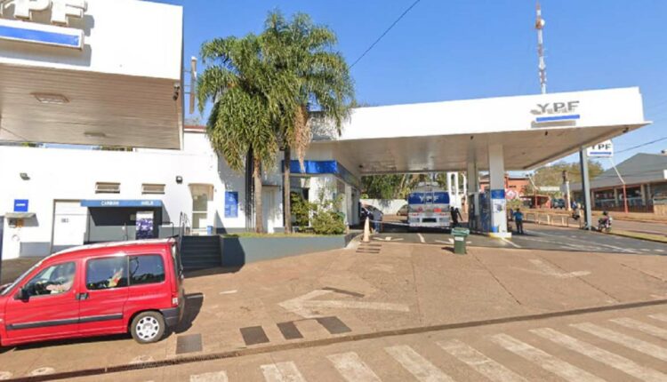 Posto com bandeira YPF na área central de Puerto Iguazú. Imagem: Google Street View (Arquivo)