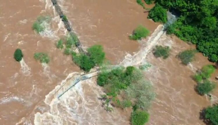 Cheia do ano passado deslocou partes da passarela na Argentina. Imagem: Reprodução/APN/Iguazú Argentina