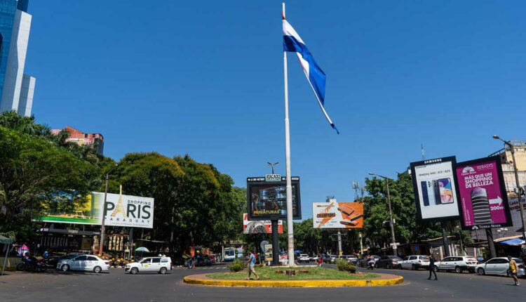 Rotatória na Rodovia Internacional PY02, área central de Ciudad del Este. Foto: Marcos Labanca/H2FOZ