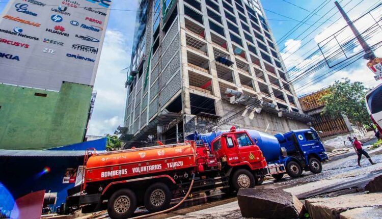 No auge do enfrentamento às chamas, cerca de 150 bombeiros participaram da ação. Foto: Gentileza/Corpo de Bombeiros Voluntários de Ciudad del Este