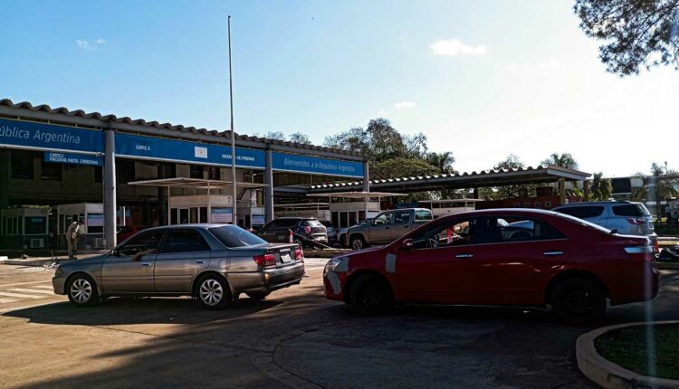 Fila de veículos paraguaios e brasileiros para abastecer no país vizinho diminuiu com os recentes aumentos de preços. Foto: Marcos Labanca/H2FOZ