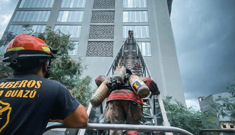 No auge da mobilização, mais de 150 bombeiros participaram do trabalho. Foto: Gentileza/Bomberos 1.ª Cia. 