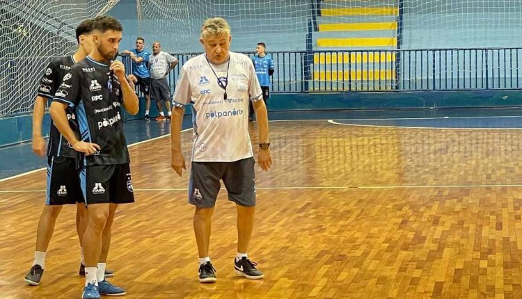 Técnico Nei Víctor comandou treino até no domingo (21). Foto: Jorge Augusto/Foz Cataratas Futsal