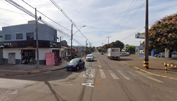 Entorno da Avenida Gramado, no Três Bandeiras, está incluído no aviso da Sanepar. Imagem: Google Street View (Arquivo)