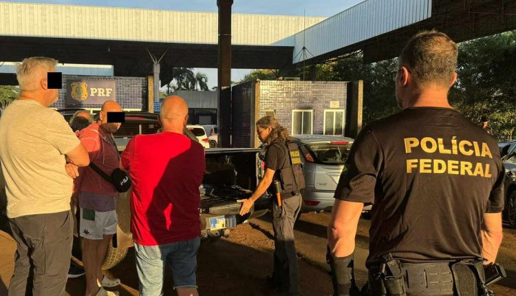 Veículos com placas estrangeiras foram abordados durante o procedimento. Foto: Gentileza/Polícia Federal