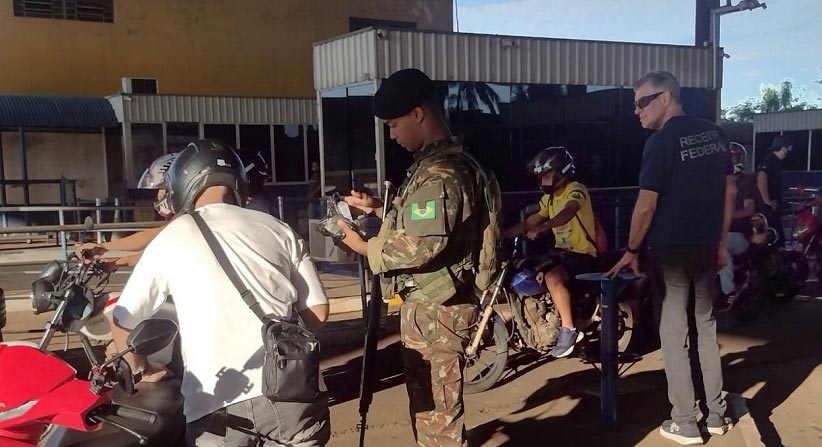 Fiscalização de motociclistas na cabeceira brasileria da Ponte da Amizade. Foto: Gentileza/Senad