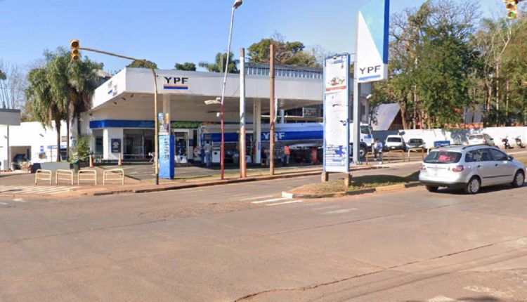 Posto com bandeira YPF na área central de Puerto Iguazú. Imagem: Google Street View (Arquivo)