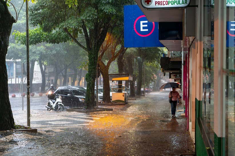 Avenida Brasil vazia devido à chuva. Foto: Marcos Labanca/H2FOZ