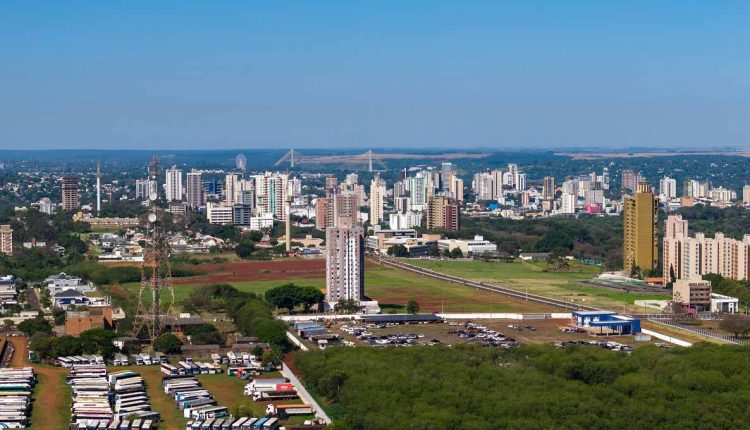 Vista aérea de Foz do Iguaçu, com o atual porto seco em primeiro plano e a Ponte da Integração ao fundo. Foto: Marcos Labanca/H2FOZ (Arquivo)