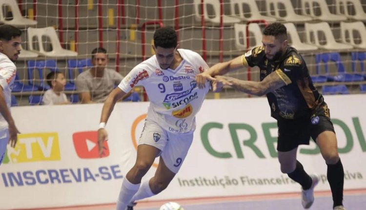 Azulão não conseguiu o empate nos minutos finais. Foto: Diego Ianesko/Umuarama Futsal