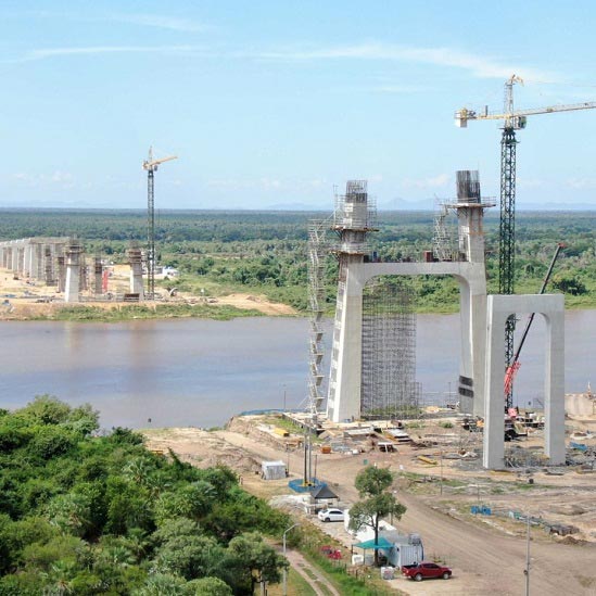 Margem paraguaia (ao fundo) e margem brasileira (em primeiro plano). Foto: Gentileza/MOPC Paraguay