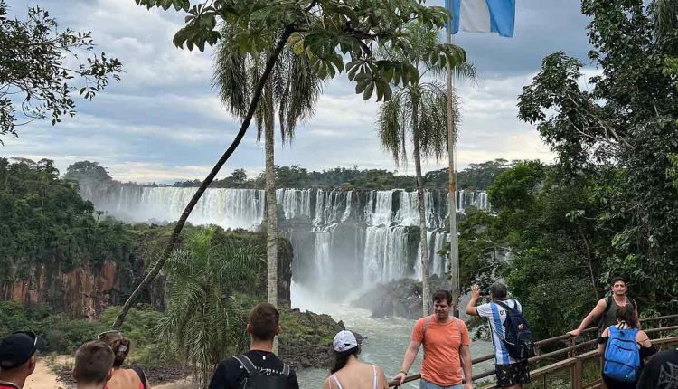 Turistas no Circuito Inferior, uma das trilhas panorâmicas da margem argentina do Rio Iguaçu. Foto: Gentileza/Parque Nacional Iguazú (Arquivo)