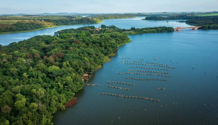 Água do lago de Itaipu tem usos múltiplos, que vão da produção de peixe em tanques ao turismo e à geração de energia. Foto: Edino Krug/Itaipu Binacional