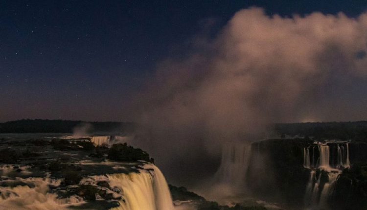 Visitar as Cataratas do Iguaçu à noite, com público reduzido, é uma experiência única. Foto: Nilmar Fernando/Urbia Cataratas