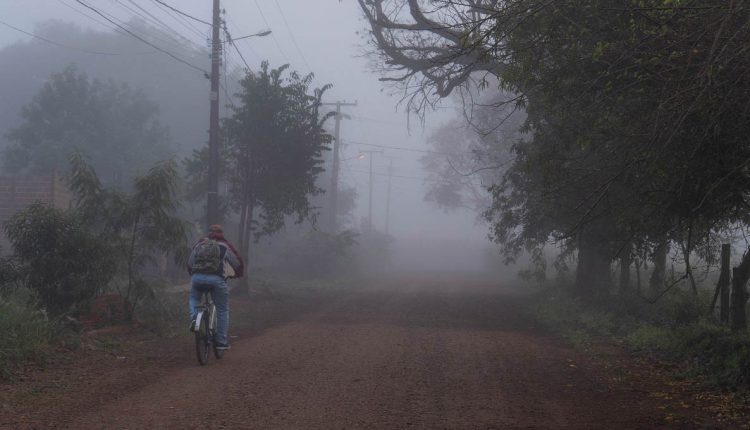 Ciclista enfrenta neblina na zona rural de Foz do Iguaçu. Foto: Marcos Labanca/H2FOZ