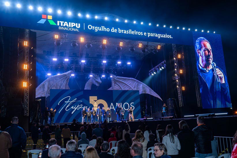 Diretor Enio Verri saudou o público jovem presente na gelada noite de domingo no Gramadão. Foto: Marcos Labanca/Itaipu Binacional