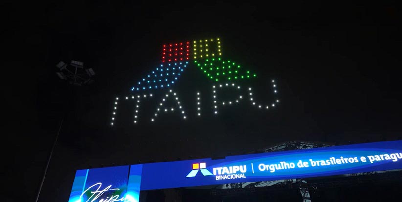 Desenhos formados pelos drones surpreenderam o público. Foto: Marcos Labanca/Itaipu Binacional