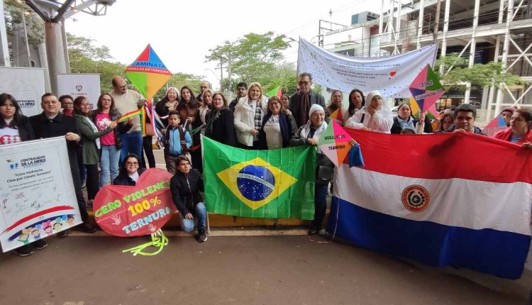 Campanha é simbolizada por uma pipa, que chegou ao Paraguai procedente da Bolívia e agora está no Brasil. Foto: Gentileza/Diocese de Ciudad del Este