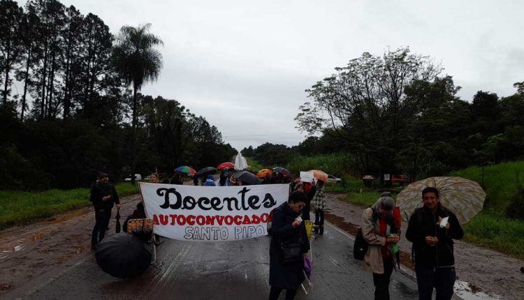 Foto do dia 17, mostrando bloqueio de pista em Santo Pipo. Foto: Gentileza/Trabajadores de la Educación de Misiones en Lucha