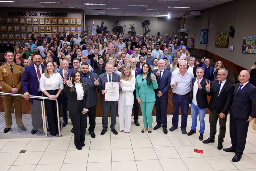 Beltrame (o terceiro a partir da direita) na última quinta-feira (23), durante a entrega de título de cidadão honorário ao deputado Vermelho. Foto: Christian Rizzi/Câmara Municipal de Foz do Iguaçu