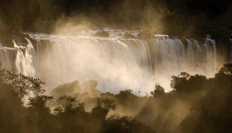 Passeio especial Amanhecer nas Cataratas está entre as opções do feriadão. Foto: Nilmar Fernando/Urbia Cataratas