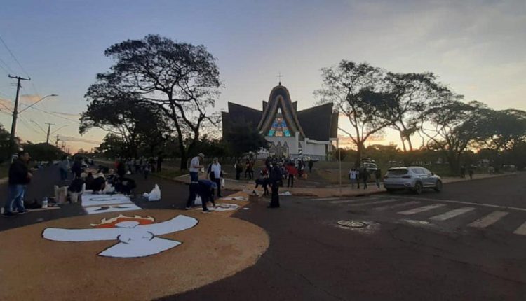 Confecção de tapetes nos arredores da Catedral Nossa Senhora de Guadalupe, na Vila A, no feriado de 2022. Foto: Gentileza/Diocese de Foz do Iguaçu