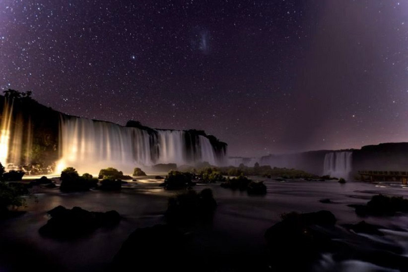 Noite revela cenários de um realismo mágico nas Cataratas do Iguaçu. Foto: Adriano Kirihara/Urbia Cataratas