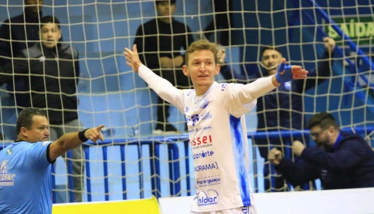 Welinton comemora o gol da virada do representante de Foz do Iguaçu. Foto: Abel da Banca/Foz Cataratas Futsal