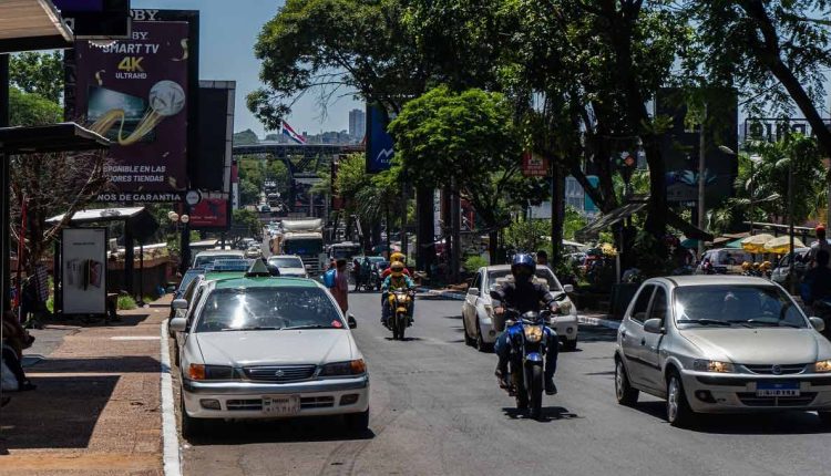 Centro de Ciudad del Este é uma das áreas com maior concentração de pedestres e veículos na fronteira. Foto: Marcos Labanca/H2FOZ