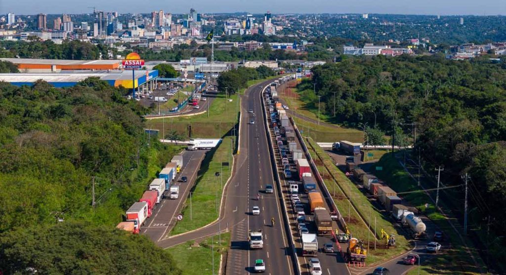 Fila no sentido Paraguai ultrapassou a trincheira da Avenida Paraná. Foto: Marcos Labanca/H2FOZ