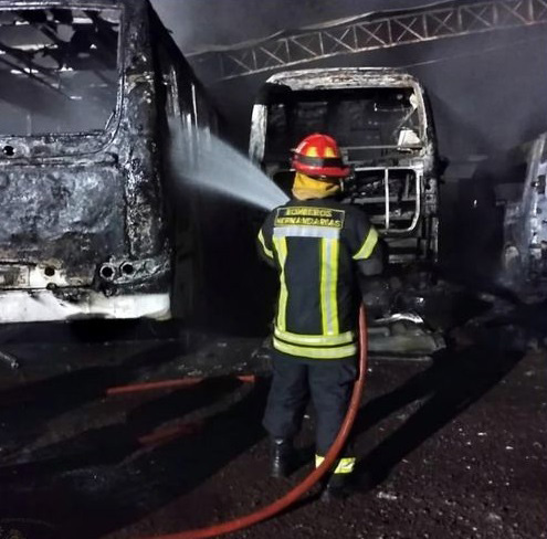 Combate às chamas exigiu grande esforço dos brigadistas. Foto: Gentileza/Corpo de Bombeiros Voluntários de Hernandarias