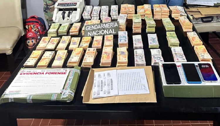 Dinheiro e material apreendido durante os procedimentos. Foto: Gendarmería Nacional Argentina